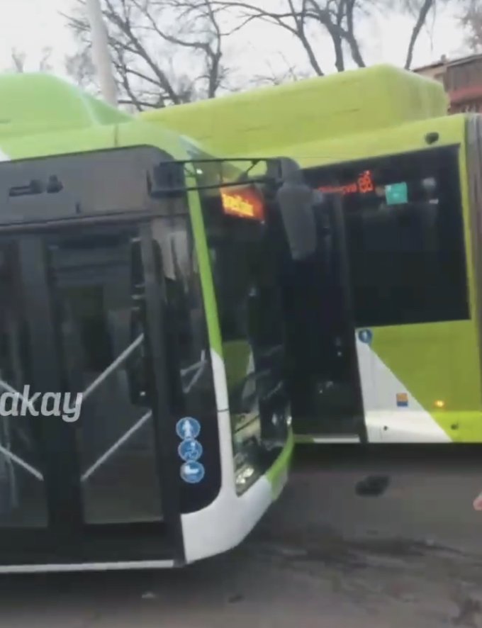 Toshkentda ikki avtobus to‘qnashdi