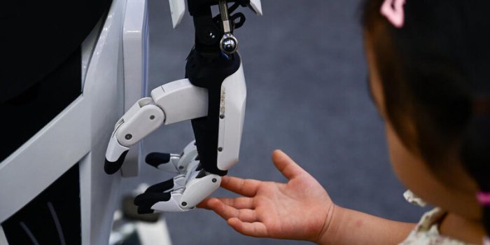 Birinchi odamsimon robot-xizmatchi sotuvga chiqdi (video)