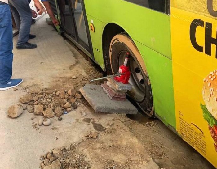 Тошкентда автобус чўккан йўлга тушиб кетди