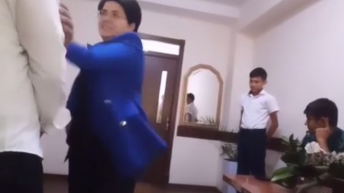 Toshkentda o‘quvchini tartibga chaqirgan maktab direktori uni tepib, haqorat qildi