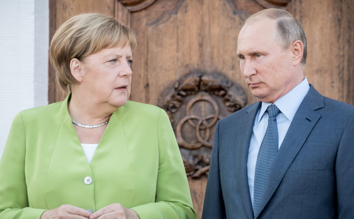Меркель Путин билан 20 йиллик келишмовчилиги ҳақида гапирди