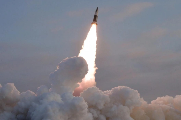 Shimoliy Koreya sharq tomonga ballistik raketa uchirdi
