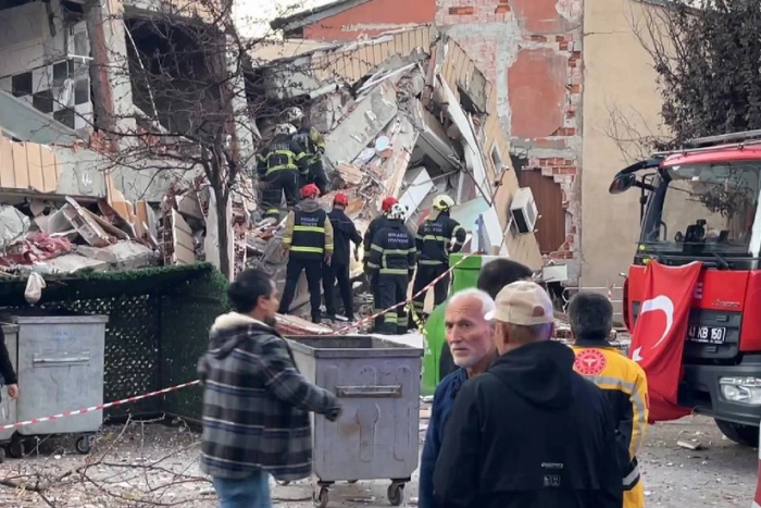 Istanbul yaqinida olti qavatli bino qulab tushdi (video) Istanbul yaqinida olti qavatli bino qulab tushdi (video)
