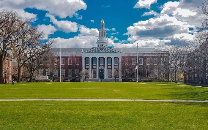  Garvard universiteti Tramp ma’muriyatini sudga berdi