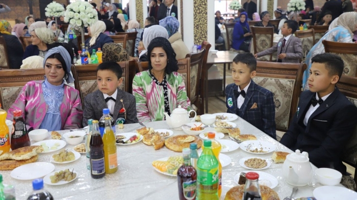 "Marg‘ilon saxovati" guruhi tomonidan 100 nafar bolalarga Xatna to‘ylari o‘tkazib berildi
