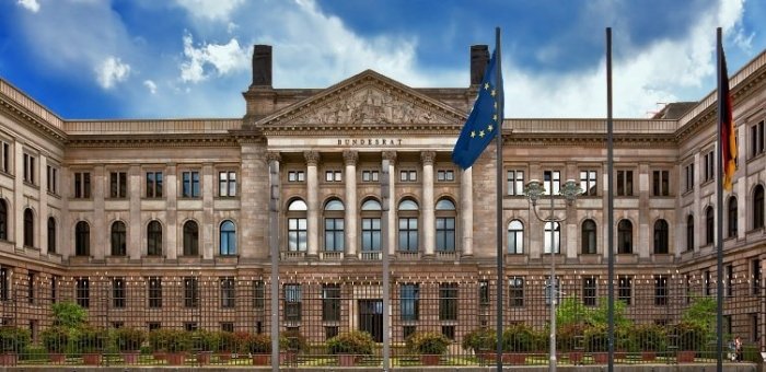DW: Bundestag mudofaa xarajatlarini oshirishga yordam beruvchi qonunni ma’qulladi