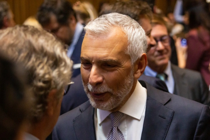 Firibgarlik mojarosiga aloqador bo‘lgan Yevrokomissiya xodimi nafaqaga chiqdi