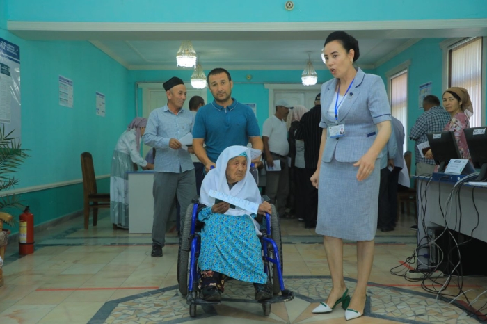 Namanganda 110 yashar momo saylov uchastkasiga 85 yashar qizi bilan keldi