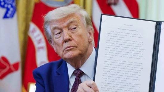 Трамп энг кўп маош оладиган федерал ходимларни ишдан бўшатмоқчи