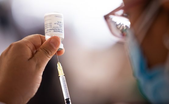 Evropa dori-darmon agentligi AstraZeneca vaksinasi qonda tromb keltirib chiqarishini tasdiqladi