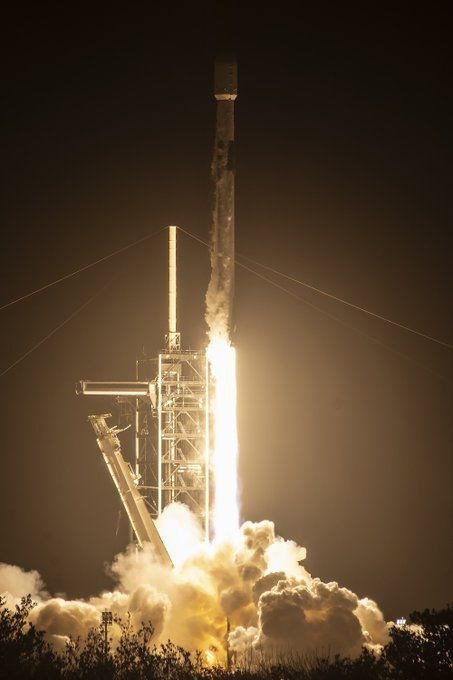 SpaceX Ойга қўниши мўлжалланган иккита тижорат аппаратини олиб кетувчи ракетани учирди