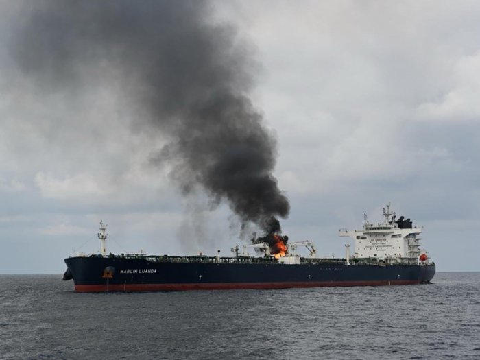 Қатар яқинида юк кемаси номаълум снаряд билан урилди