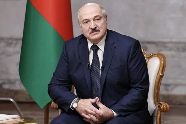 Лукашенко ҳокимиятни бўлишмоқчи