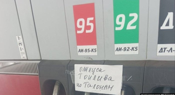 Rossiyada benzin taqchilligi tufayli 360 ta yoqilg‘i quyish shahobchasi yopildi, Qrimda esa aholidan bunga sabr qilishni so‘rashmoqda — OAV