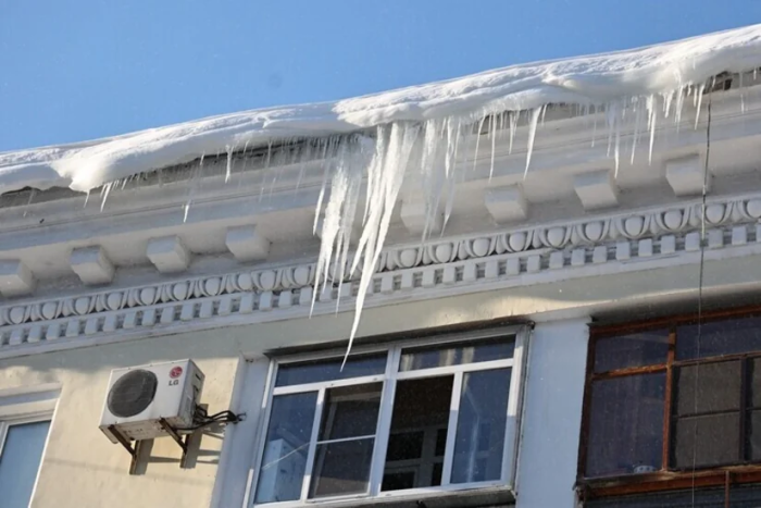 Rossiyada bir hafta ichida tomlardan qor va muz tushishi oqibatida 9 kishi halok bo‘ldi