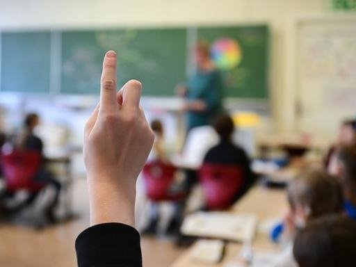 O‘qituvchi 16 yil davomida ishga chiqmasdan 6 ming yevro oylik oldi