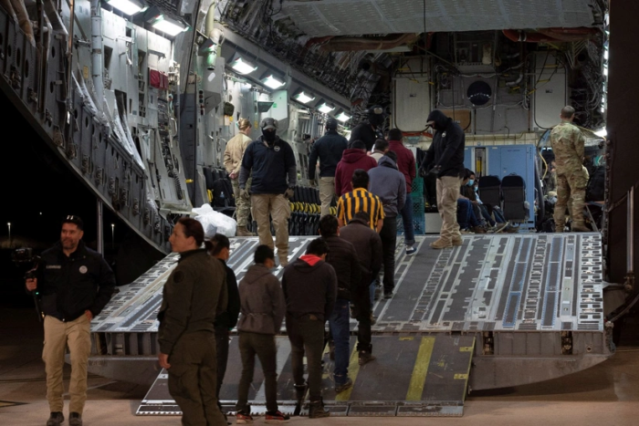 АҚШ ноқонуний муҳожирларга Янги йил олдидан ихтиёрий равишда депортация қилингани учун 3000 доллар тўлайди