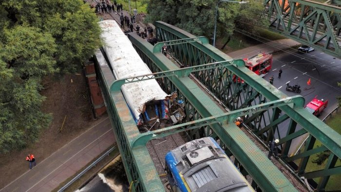 Аргентинада йўловчи ва юк поезди тўқнашди