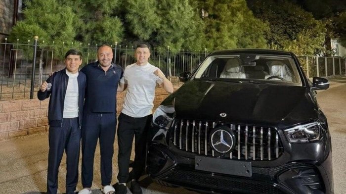 Murodjon Ahmadaliyev, Isroil Madrimov va Bahodir Jalolov To‘lqin Qilichevga Mercedes sovg‘a qilishdi