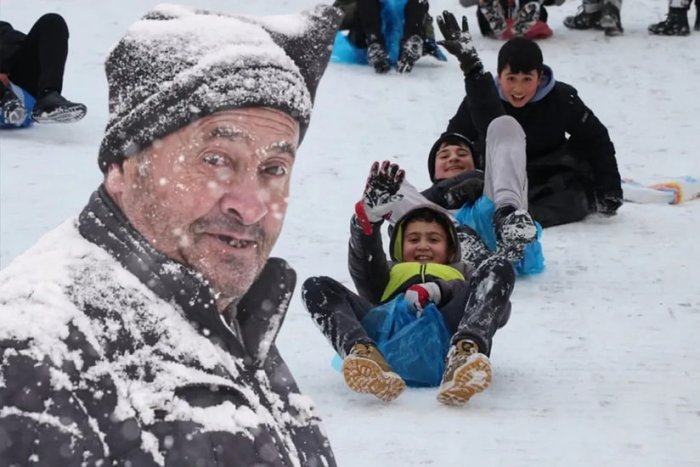 Kuchli qor tufayli ko‘plab maktablar yopildi