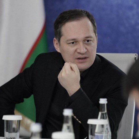 Komil Allamjonov o‘ziga bildirilgan tanqidlarga javob qaytardi: "Oyliklarni vaqtida beryapsizmi?"