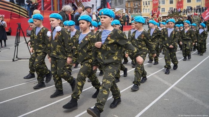 Vladivostokda bolalar ishtirokida harbiy parad bo‘lib o‘tdi — DW
