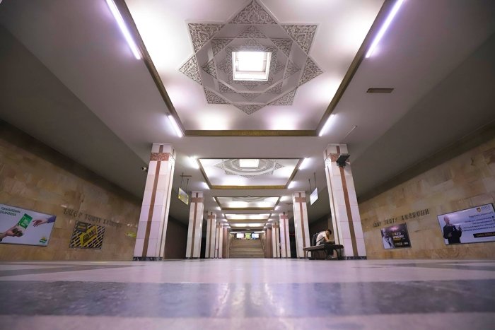 Тошкент метросида Амир Темур таваллудининг 690 йиллиги муносабати билан безатилган поезд ҳаракатланади