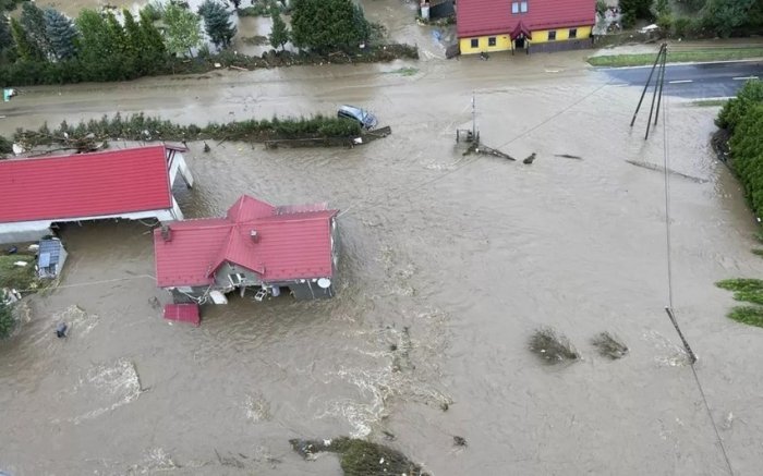 Polshada suv toshqini qurbonlari soni 20 nafarga yetdi