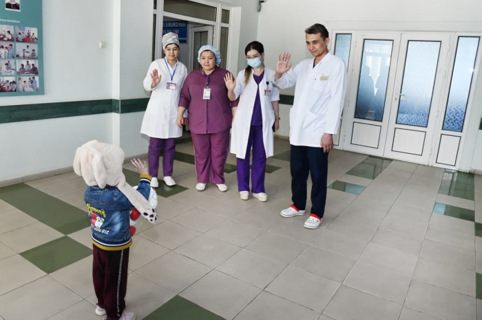 ССВ: Айиқ қафасидан омон қолган қизалоқ шифохонадан уйига қайтди