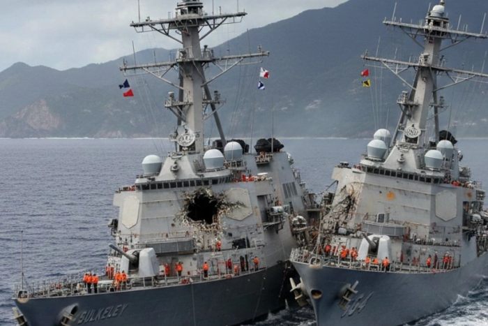 АҚШда икки ҳарбий кема тўқнашди