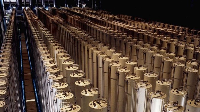 Ҳужум қилинган иншоотлар вайроналари остида Эрон уран захиралари қолгани айтилди