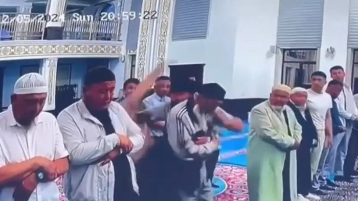 Чимкентдаги масжидда эркак намоз вақти сафдошини дўппослади