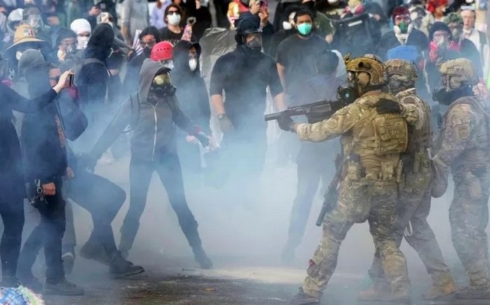 AQShda immigrasiya idorasiga 250 dan ortiq odam bostirib kirdi va o‘t qo‘yib yubordi