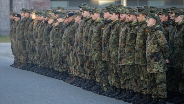 Германияда ҳарбий хизматдан эътиқоди сабабли воз кечиш бўйича аризалар сони 72 фоизга ошди