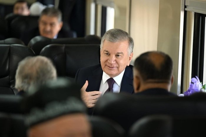 Давлат раҳбари «Самарқанд – Ургут» янги темир йўлида олиб борилаётган ишлар билан танишди