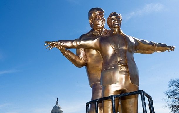 Vashingtonda Tramp va Epshteyn tasvirlangan haykal paydo bo‘ldi