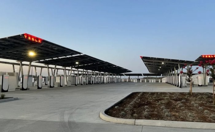 Tesla АҚШда қуёшдан энергия олувчи илк автоном заряд станциясини очди