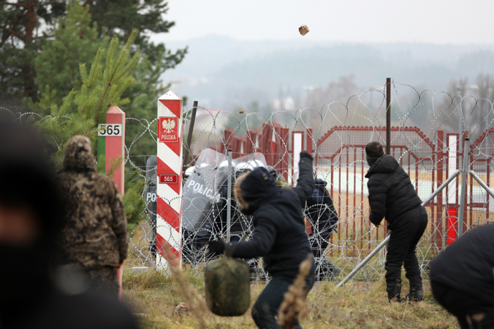 Belarus tomondan migrantlar Polsha chegarasida hujumga o‘tmoqda