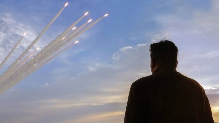 Kim Chen In va uning qizi sinov maydonchasidan raketalar uchirilishini kuzatdi