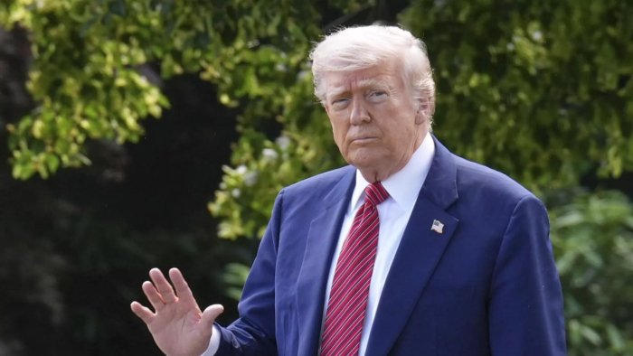 Трамп АҚШдан ноқонуний муҳожирларни депортация қилиш бўйича рейдларни кучайтирилга чақирди