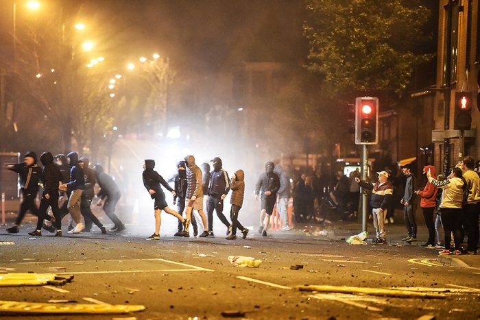 Shimoliy Irlandiyadagi tartibsizliklarda 17 nafar polisiyachi jarohat oldi