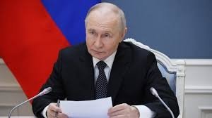 Путин украин ҳарбийларини “Киев режими”га бўйсунмасликка чақирди