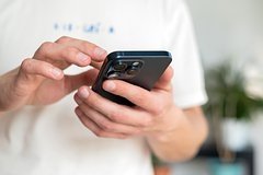 Singapur internet firibgarlari uchun kaltaklash jazosini joriy qilmoqda