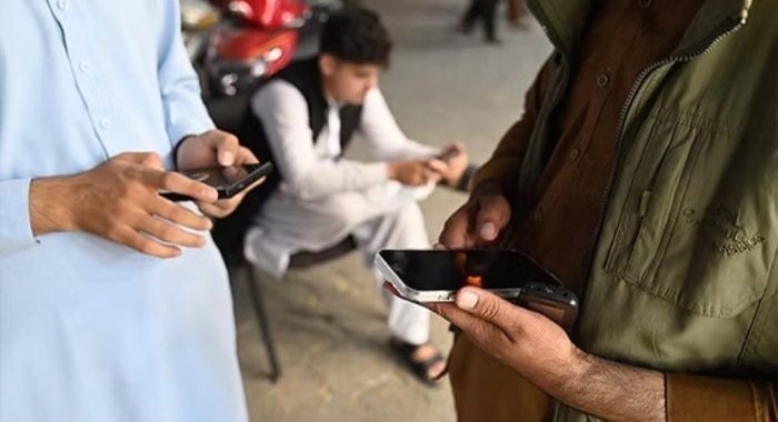 Afg‘onistonning “Tolibon” hukumati cheklovlar doirasida maktablarda smartfon ishlatishni taqiqladi
