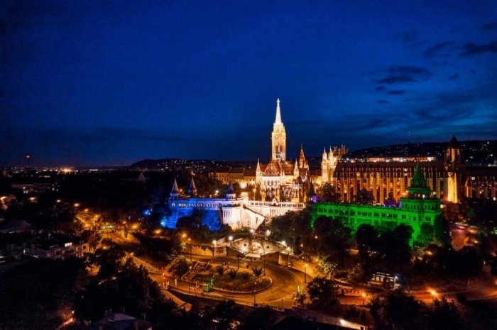 Vengriyadagi tarixiy qal’a O‘zbekiston bayrog‘i ranglarida yoritildi