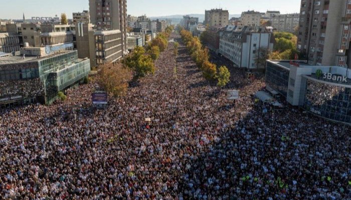 Serbiyada minglab odamlar Novi-Sad vokzalidagi fojianing bir yilligida mitingga chiqdi