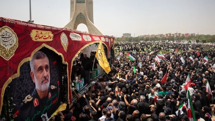 «Hokimiyatni o‘zgartirish haqida gap ham bormadi». CNN muxbiri Tegerandagi 12 kunlik urush paytidagi voqealarni gapirdi