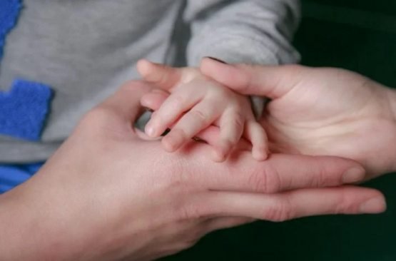 Sharmanda bo‘lishdan qo‘rqqan buvijon 15 yoshli qizining farzandini cho‘ktirib o‘ldirdi