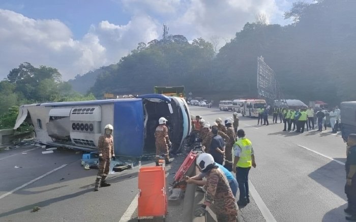 Tailandda sayyohlar bo‘lgan avtobus 15 metr balandlikdan quladi