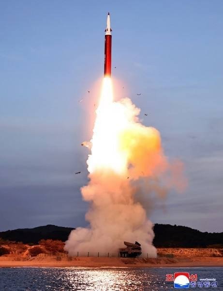 Shimoliy Koreya gipertovushli raketa sinovini o‘tkazdi